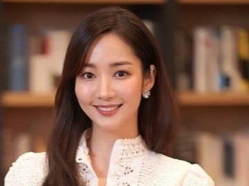 Bakal Hadiri Milan Fashion Week, Park Min Young Pakai Busana Bernuansa Hitam Dengan Perut Ngintip