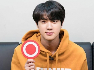 Jin BTS 'Lupa' Bawa Piala Kemenangan 'Music Bank' Hingga Bikin ARMY Ngakak