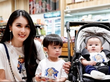 So Sweet, Lucunya Video 'Kiss' Putra Sandra Dewi Bikin Senyum Sendiri