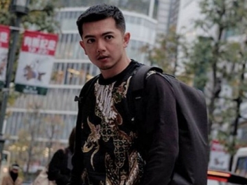 Aksi Nicky Tirta Ogah Diajak Foto hingga Panjat Pagar Bikin Ketawa Netter