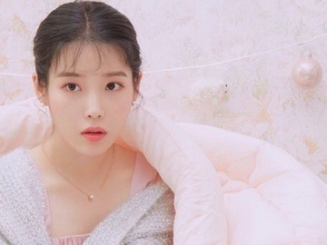  Dapat Tas Limited Edition dari Chamisul, ‘Dewi Soju’ IU Bikin Netter Gemas Saking Kalemnya