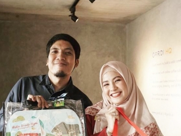 Ultah ke-43, Desta Dapat Kejutan Kado Pertama Kali di Hidupnya dari Natasha Rizki