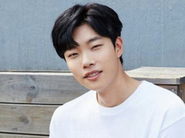 Dipuji Pesona Makin Memikat, Ryu Jun Yeol Bikin Syok Tampil dengan Rambut Gondrong