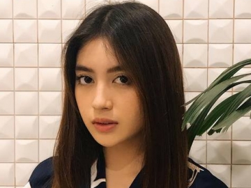 Nabilah Eks JKT48 Santuy Pamer Bahu Mulus Sambil Tebar Rayuan ‘Nakal’