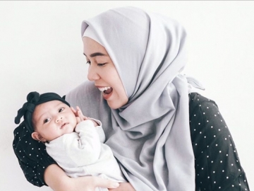 Jadi Korban Keusilan, Bayi Fitri Tropica Langsung Pasang Ekspresi Bete yang Malah Bikin Super Gemas