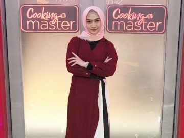 Melody Tampil Berhijab Kenakan Busana Motif Tidak Nyambung Bikin Netter Pangling