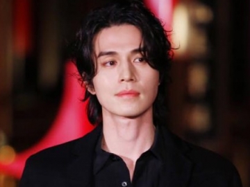 Lee Dong Wook Gigit Jari Sambil Rebahan, Pesona Visual Bikin Hati Berdebar