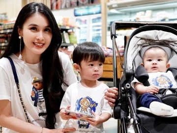Kedua Putra Terlihat Tak Mirip, Sandra Dewi Buktikan Sebaliknya Disambut Heboh