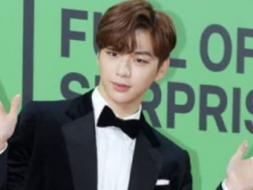 Kang Daniel Selfie Manja Sambil Rebahan, Warna Rambut 'Ngejreng' Curi Perhatian