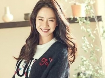 Song Ji Hyo Buktikan Kecantikan Alaminya Lewat Foto Masa Muda Ini