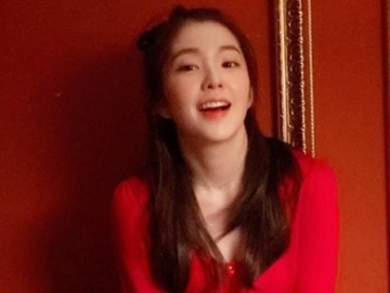 Irene Red Velvet Bikin Ambigu Sandingkan Paras Ayu Dengan Bunga, Cantik Mana?