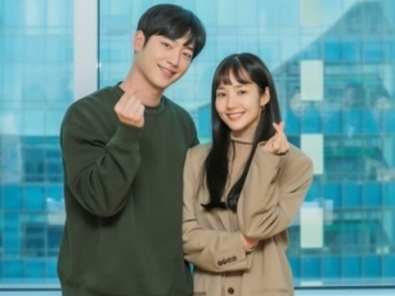 Romantis, Park Min Young dan Seo Kang Joon Bergandengan Ditengah Salju