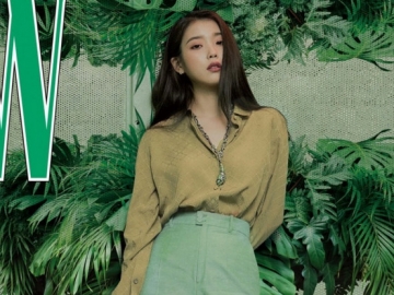 IU Unggah Foto Cantik Gigit Bunga, Netizen Malah Makin Minder untuk 'Ngerebut' Jungkook