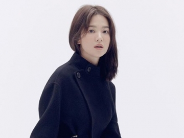 Song Hye Kyo Beri Tatapan ‘Sinis’ Pose Cantik di Pinggir Kolam 