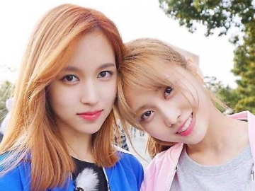 Rayakan 5 Juta Followers Dispatch, Momo dan Mina TWICE Asyik Joget Pakai Baju Tidur