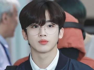 Ditengah Konflik 'School 2020', Kim Yohan Tampil Menawan di Pemotretan Majalah