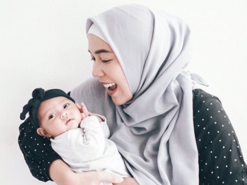 Fitri Tropica Pakaikan Hijab pada Sang Bayi, Pose Melet Sada Justru Bikin Salfok
