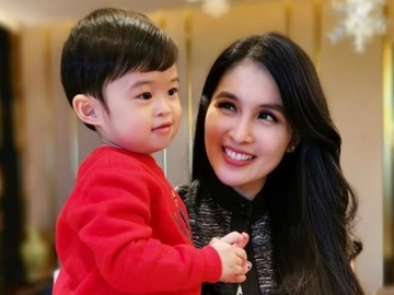 Gaya Raphael Moeis Anak Sandra Dewi Berjemur Sebelum Mandi Disamakan Park Seo Joon