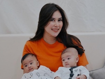 Syahnaz Sadiqah Bawa Anak Suntik Vaksin, Wajah Tegang Si Kembar Jadi Sorotan