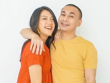 Raditya Dika dan Istri Kompak Tulis Caption Unik di Perayaan Ulang Tahun Pernikahan Perdana