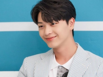 Jelang Wamil, Lucunya Sungjae BTOB Potong Sendiri Rambutnya