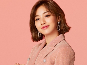 Tampil dengan Rambut Panjang Warna Pink, Aura Kecantikan Jihyo Disebut Bikin Kang Daniel Beruntung