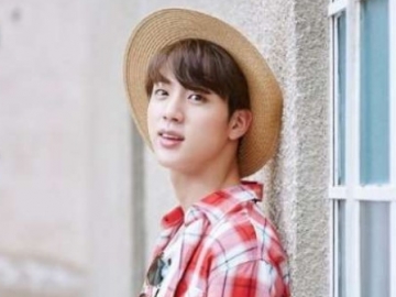 Jin BTS Hibur ARMY Dengan Permainan Piano Dijamin Bikin Hati Makin Luluh