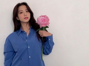 Jisoo Adu Cantik dengan Bunga Kiriman Dior, Komentar 'Bingung' Rose Justru Bikin Salfok