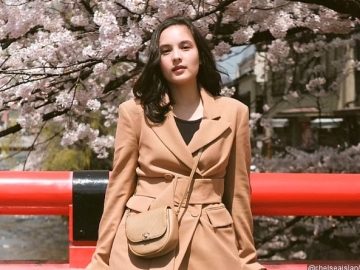 Chelsea Islan Lelang Barang Favoritnya untuk Bantu Pekerja Seni, Netter Malah Salah Fokus Karena Ini