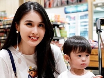 Aktif Banget, Intip Gaya Menggemaskan Raphael Anak Sandra Dewi Ikut ‘Ngemong’ Sang Adik 
