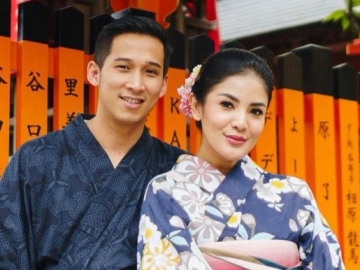 Heboh 'Vogue Challenge', Nindy Ramaikan dengan Unggah Foto Bareng Suami Versi Kearifan Lokal