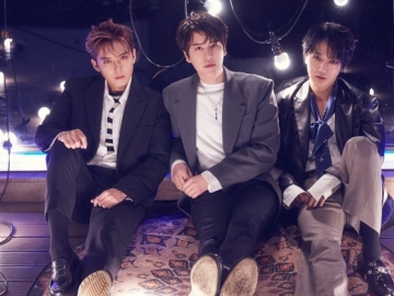 Super Junior KRY Dikira Seumuran Saat Pose Bareng WayV di Backstage 'Music Bank'