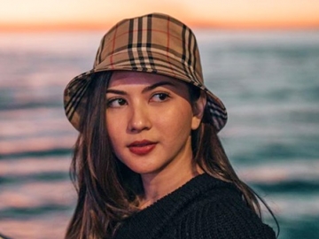 Jessica Mila Pakai Busana Belahan Tinggi Duduk di Lantai, Kulit Flawless Jadi Sorotan