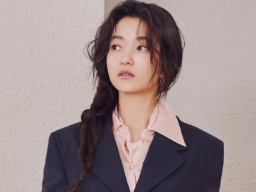 Kim Tae Ri Tampil Memukau dengan Poni Acak-Acakan Sambil Gigit Bibir, Visual Sukses Pukau Netter