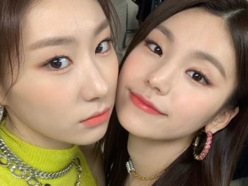 Kocaknya Yeji ITZY Nyanyi Lagu BTS Bareng Chaeryeong Hingga Terjatuh