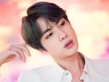 Begini Reaksi Jin BTS Saat Lihat Dirinya ‘Terbang’ Diterpa Air Mancur