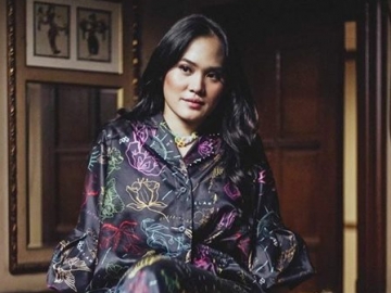 Sheryl Sheinafia Rayakan 100 Ribu Penonton MV 'Okay' Lewat Sederet Potret Virtual Photoshoot Memukau