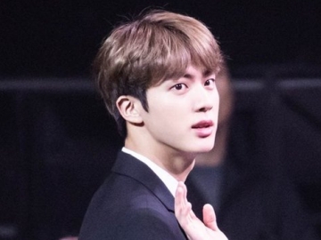 Jin BTS Terpilih Jadi Idol Paling Fotogenik Saat Dijepret Wartawan