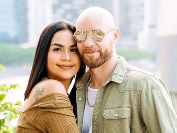 Suami Melaney Ricardo Nangis Haru Bisa Pulang ke Indonesia, Rekan Artis Cantik Ikutan Bahagia