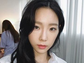 Curi Perhatian, Taeyeon Tampil Gotik Pakai Lipstik Hitam dan Tato Mawar