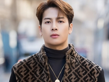 Jackson GOT7 Gandeng Seorang Cewek, Fans Auto Iri