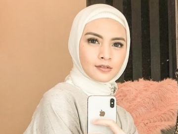 Selfie Tanpa Filter, Donita Seraya Pertanyakan Kebenaran Pengobatan Ini untuk Mata Bintitan