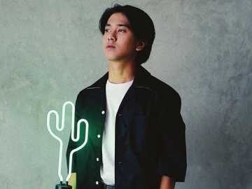 Pesona Iqbaal Ramadhan 'Nyeker' Sebelah Sambil Tenteng Sandal Masih Bikin Netter Kesengsem