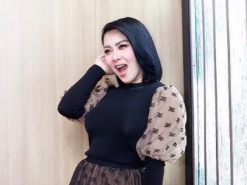 Kembali Tampil Super Unik Lewat Model Baju, Syahrini Malah Panen Komentar Miring?