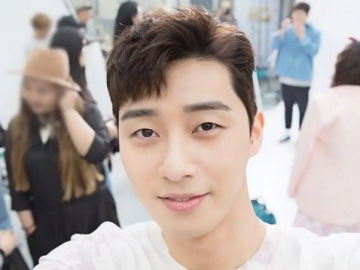 Park Seo Joon Rayakan 9 Tahun Debut, Penampilan Perdana Jadi Model MV Disorot