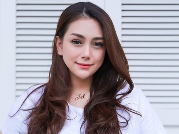 Celine Evangelista Unggah Foto Manis Keluarga, Potret Lucio Asyik Sendiri Bikin Salfok