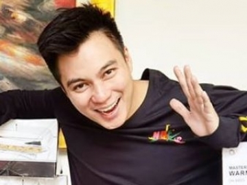 Baim Wong Jadi Tontonan Penumpang MRT, Kostum Power Ranger dan Sandal Jepit Penyebabnya 