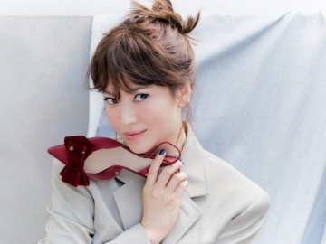 Song Hye Kyo Bikin Kesensem Tampil Bak Gadis Belia dengan Blush On Merah untuk Suecomma Bonnie