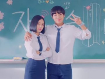 Park Ji Hoon Tampak Kesal Saat Berfoto Dengan Lee Ruby di Teaser 'Love Revolution'