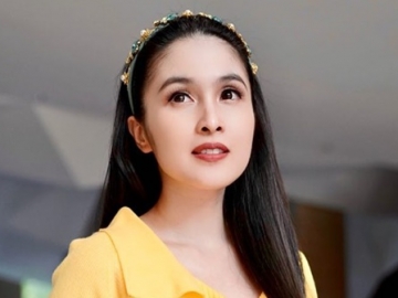 Kaus Lengan Pendek Sandra Dewi di Foto Ini Seharga 10 Juta Rupiah, Netter Kepo Bahannya